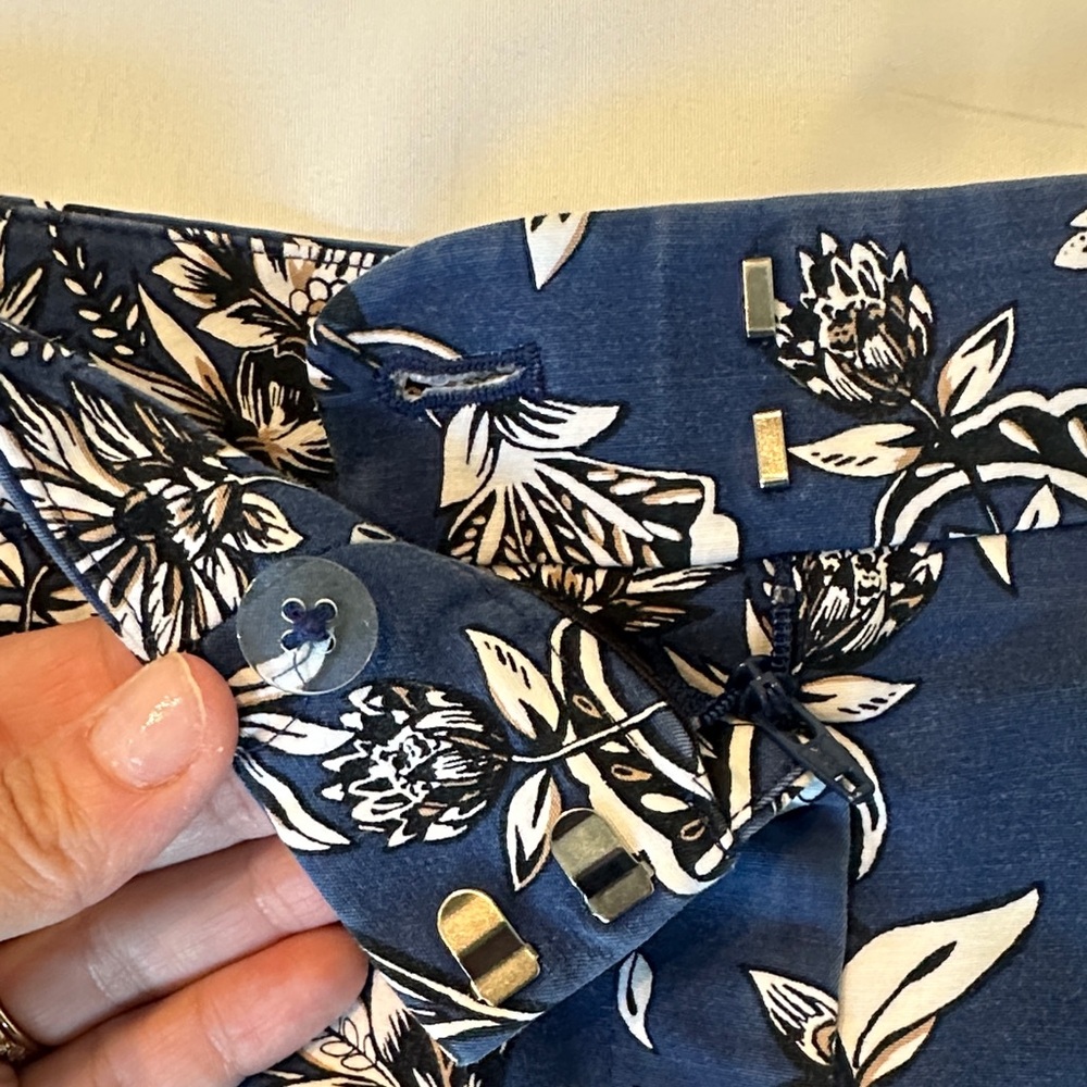 2 pair : White House Black Market 5” SHORT - Picture 6 of 11